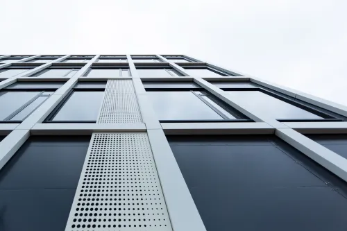 В строящемся корпусе для НИИ МИКРОПРИБОРОВ закрыт тепловой контур здания