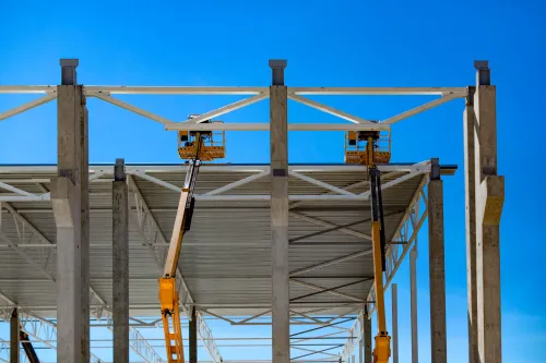 На строящемся в Балашихе заводе«Тайм» начат монтаж фасадных панелей