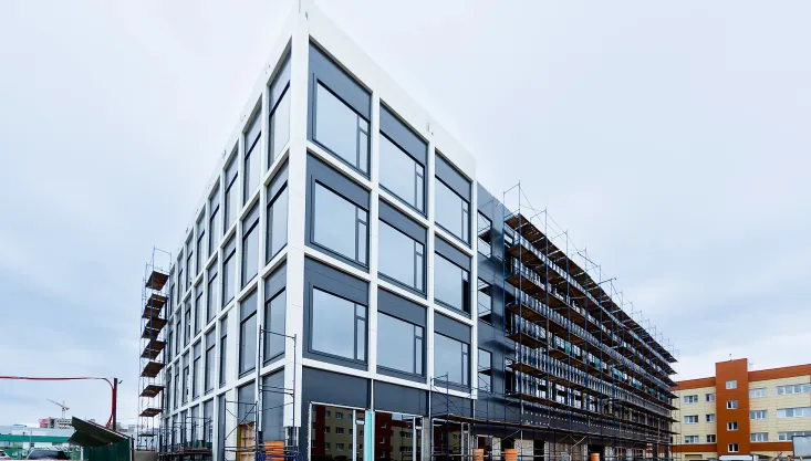 В строящемся корпусе для НИИ МИКРОПРИБОРОВ закрыт тепловой контур здания