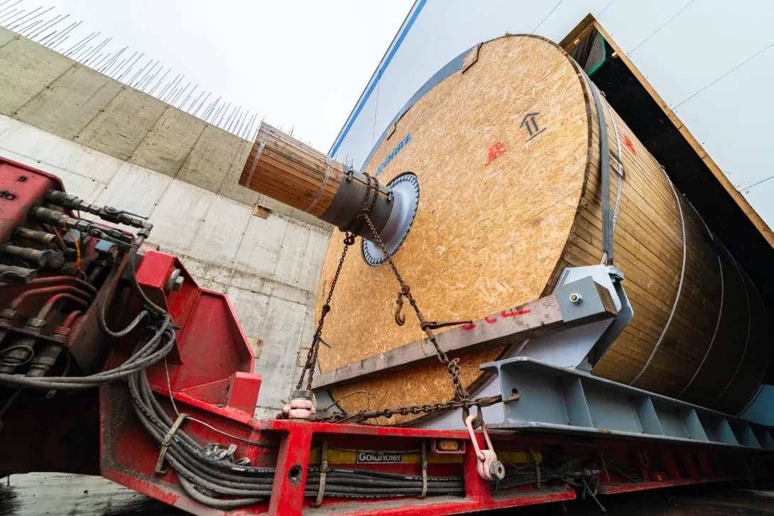 На строящемся в Калужской области заводе санитарной бумаги «Архбум Тиссью Груп» установлен ключевой элемент бумагоделательной машины