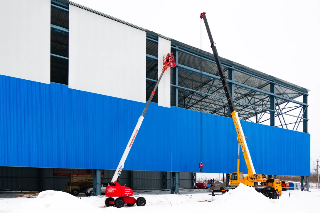 На строящемся складе металлопроката «НЛМК-Калуга» установлен второй двухбалочный кран